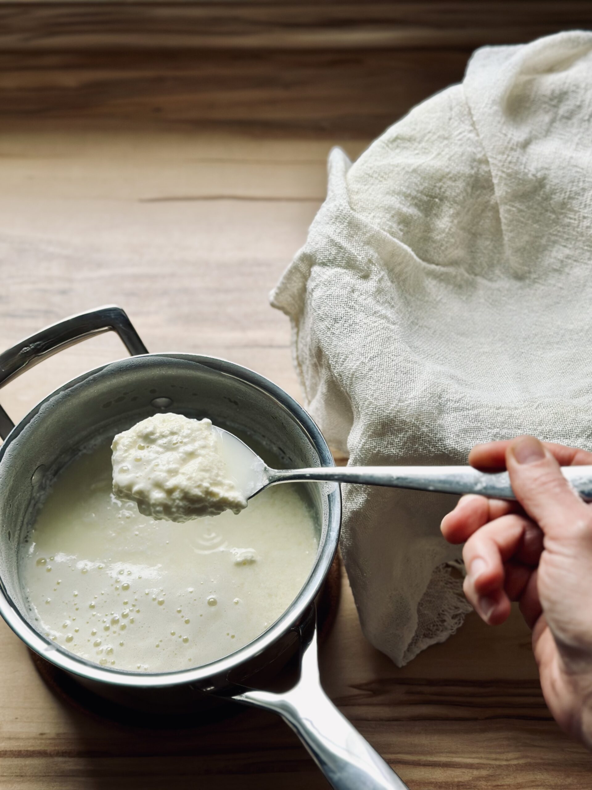 Ricotta in ein Tuch geben zum abseilen