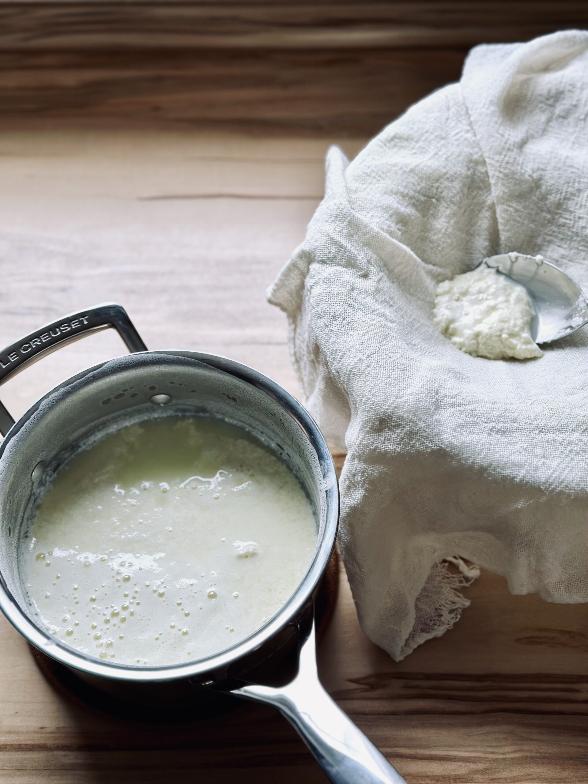 Mit einem Löffel den Ricotta vorsichtig abschöpfen