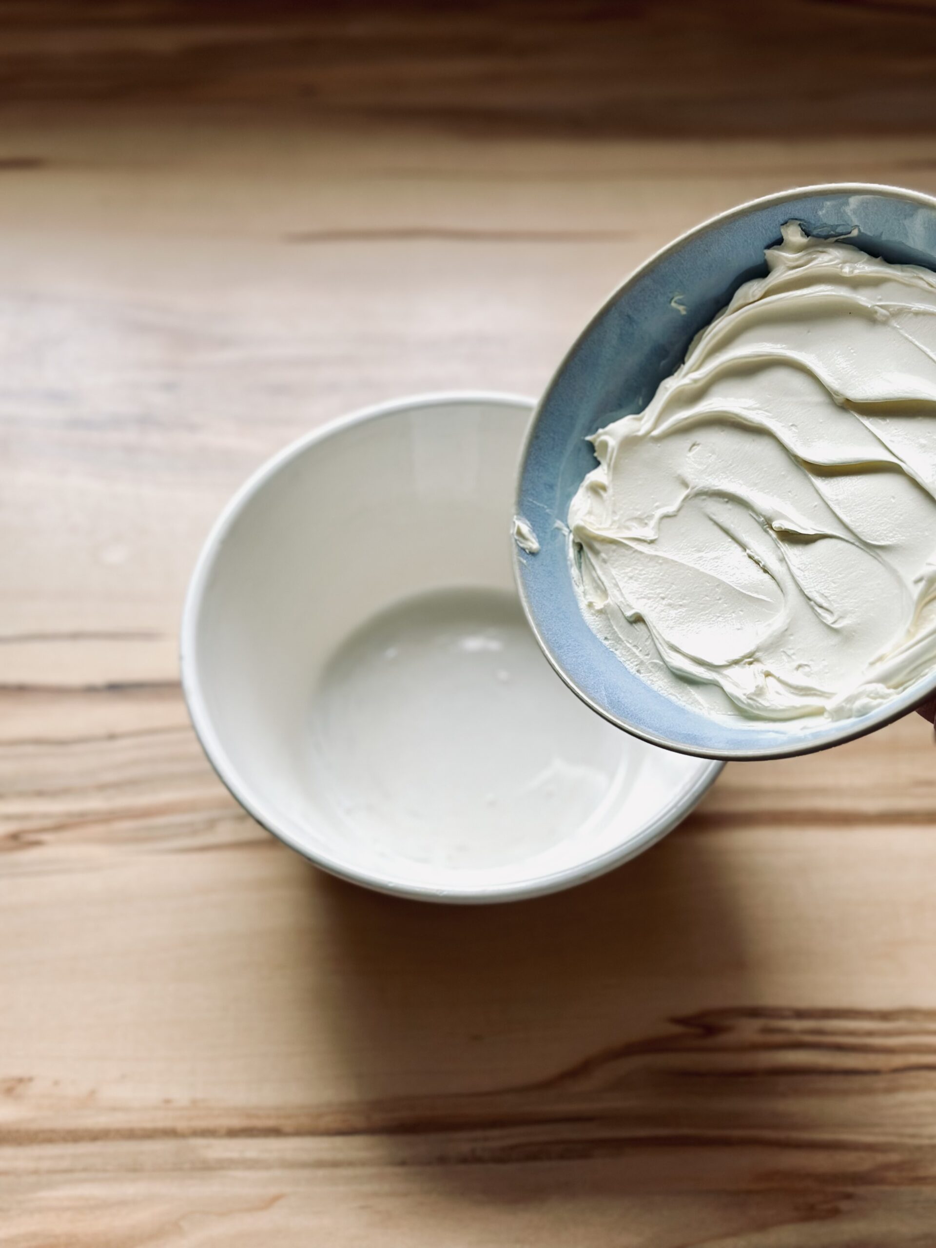 Ricotta in eine Schale geben