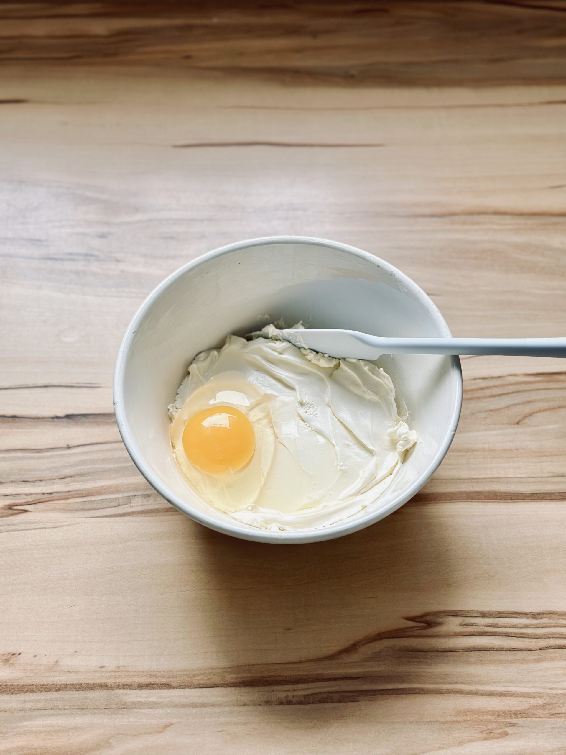 Eier zu dem Ricotta geben