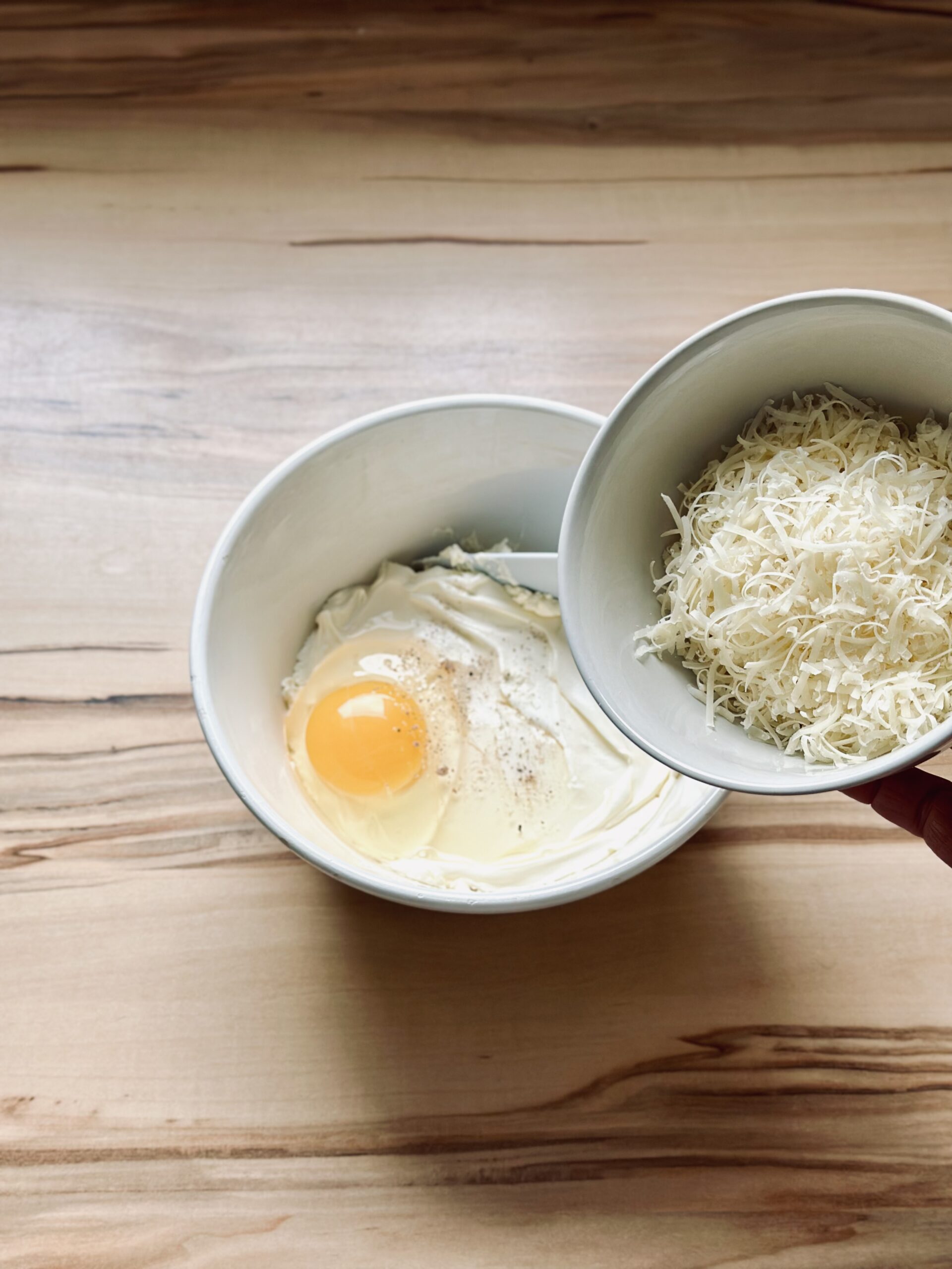 Parmesankäse zu der Füllung geben