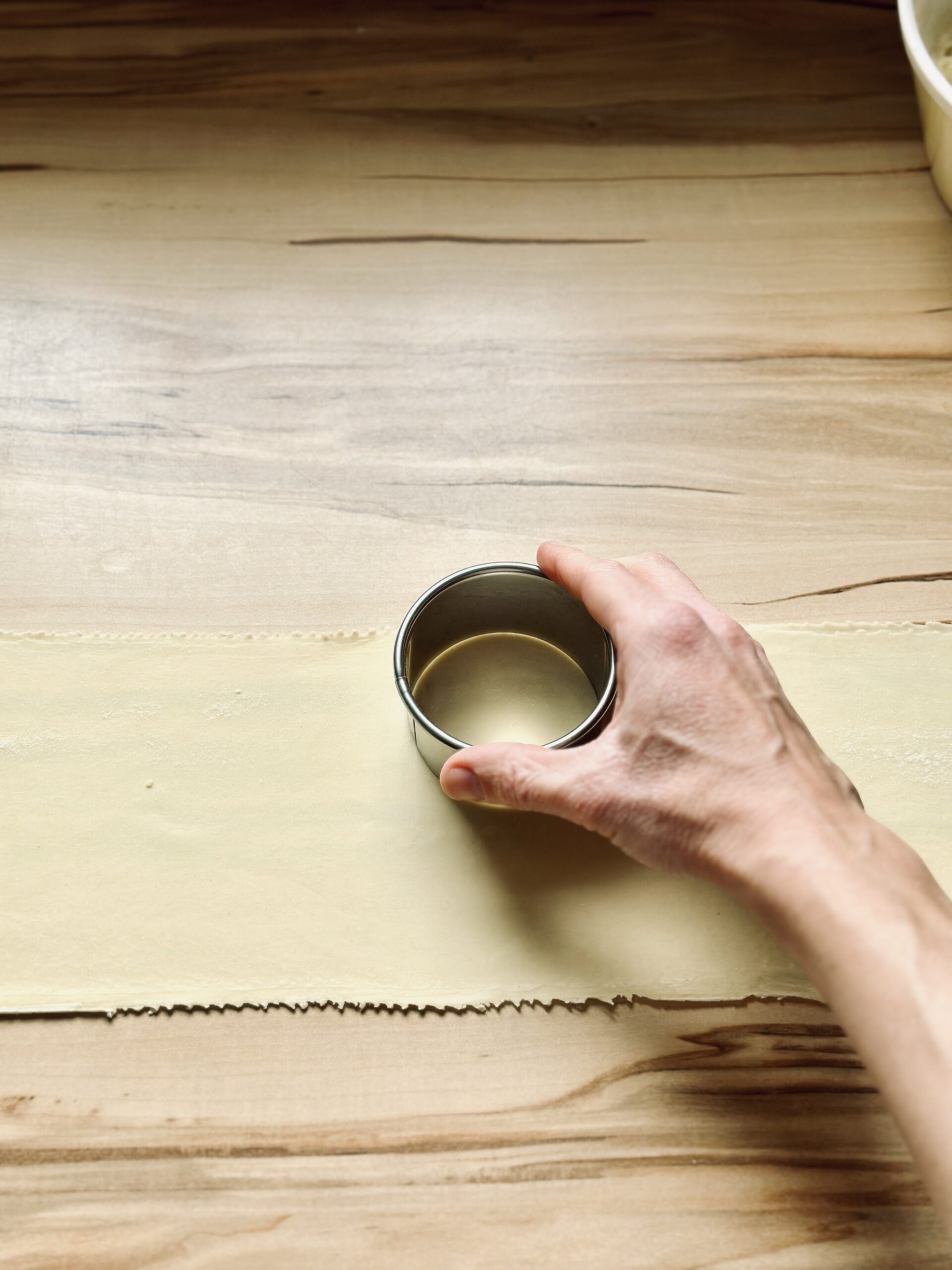 Ausgerollten Teig ausstechen oder ausschneiden