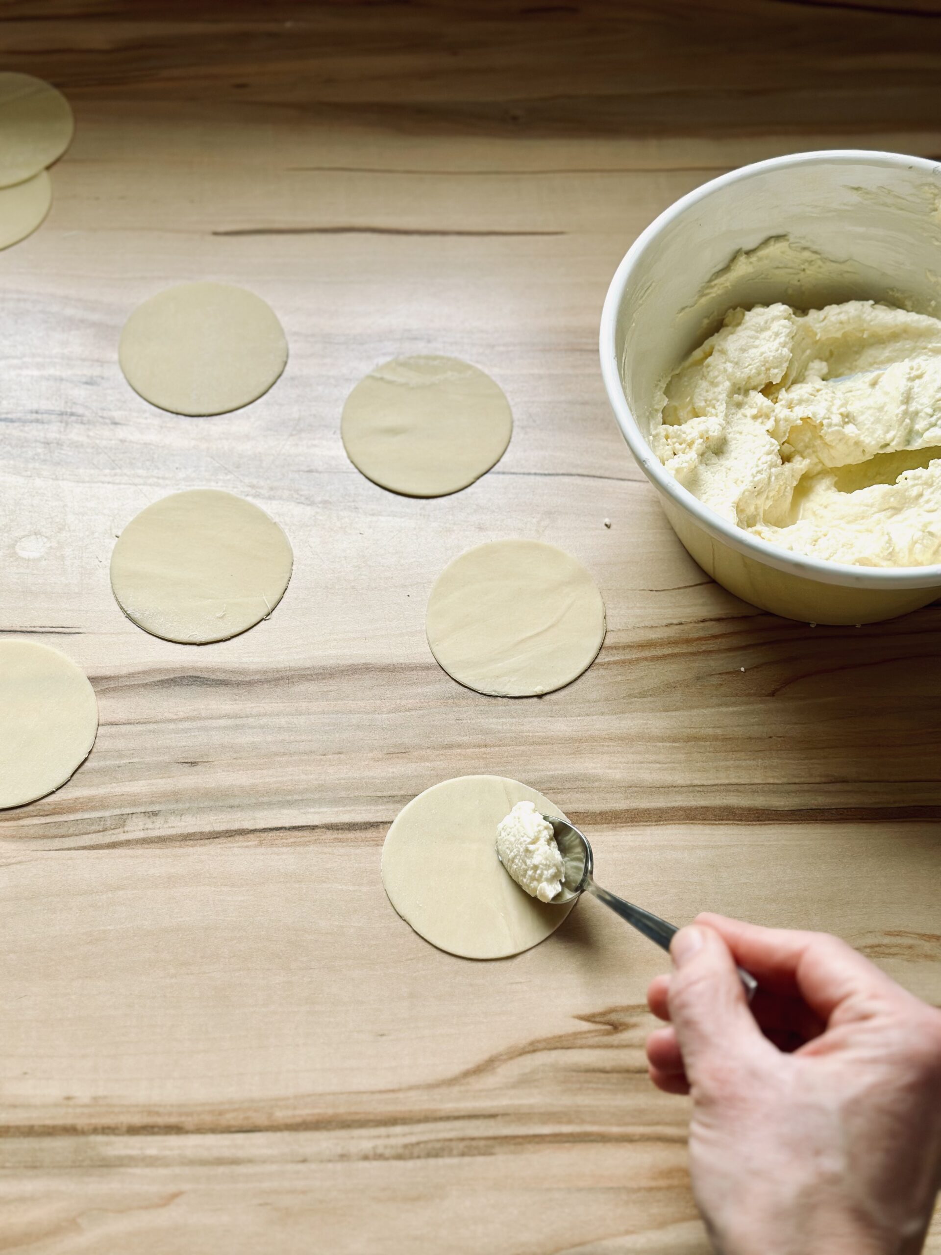 Teig mit etwa einem Teelöffel füllen