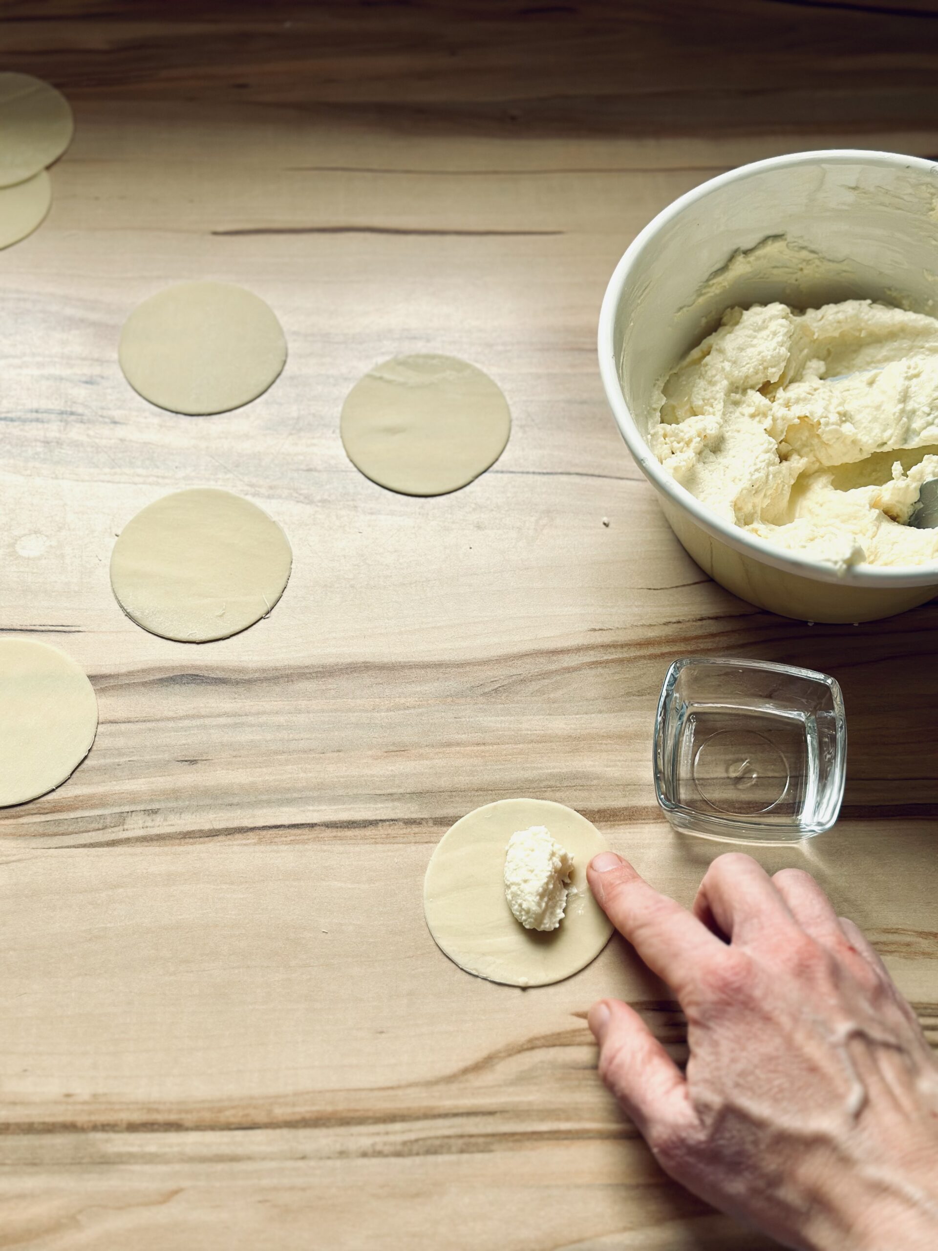 Rand mit Wasser befeuchten