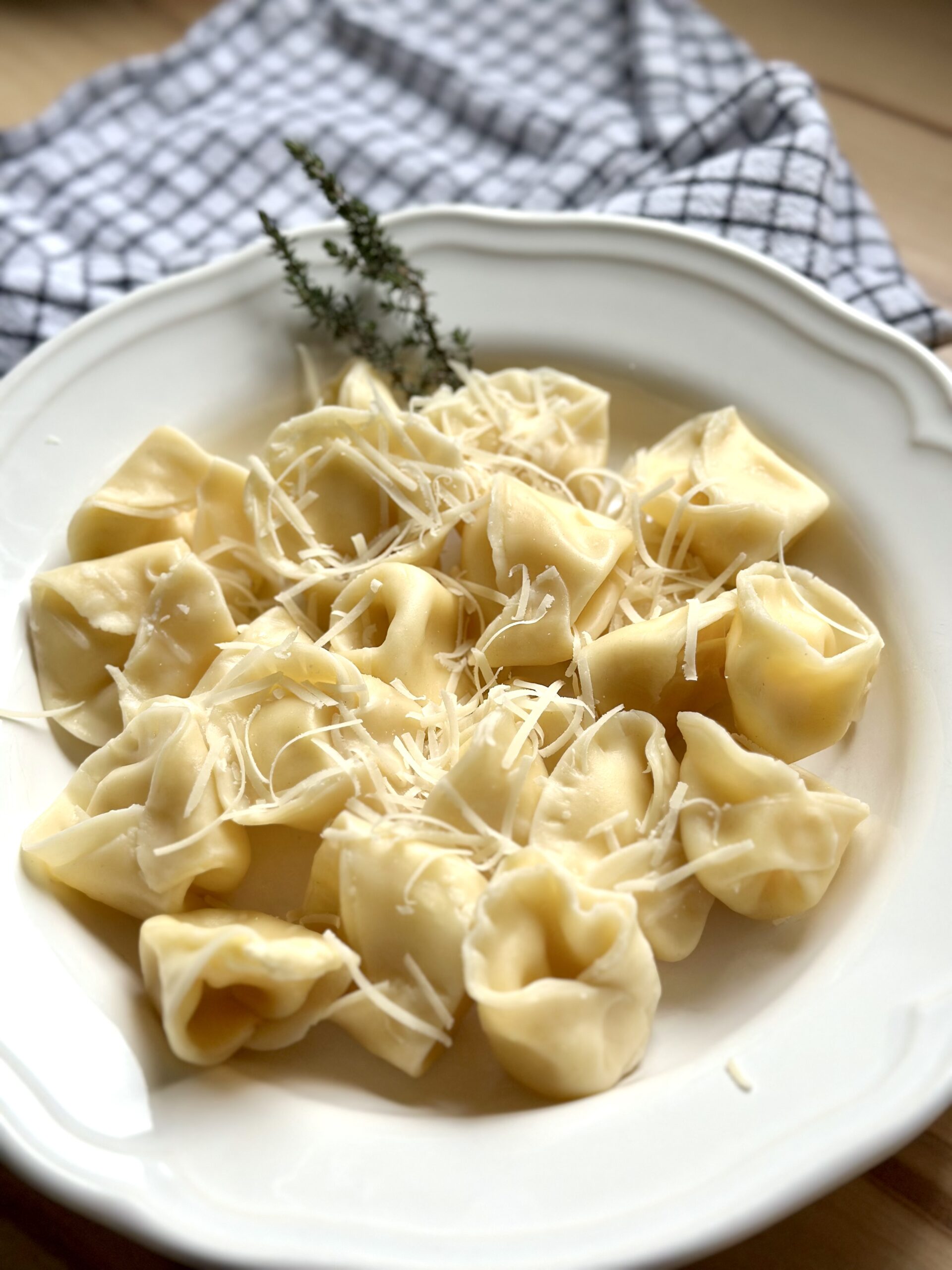 Sauerteig Käse Tortellini mit Butter und Parmesankäse