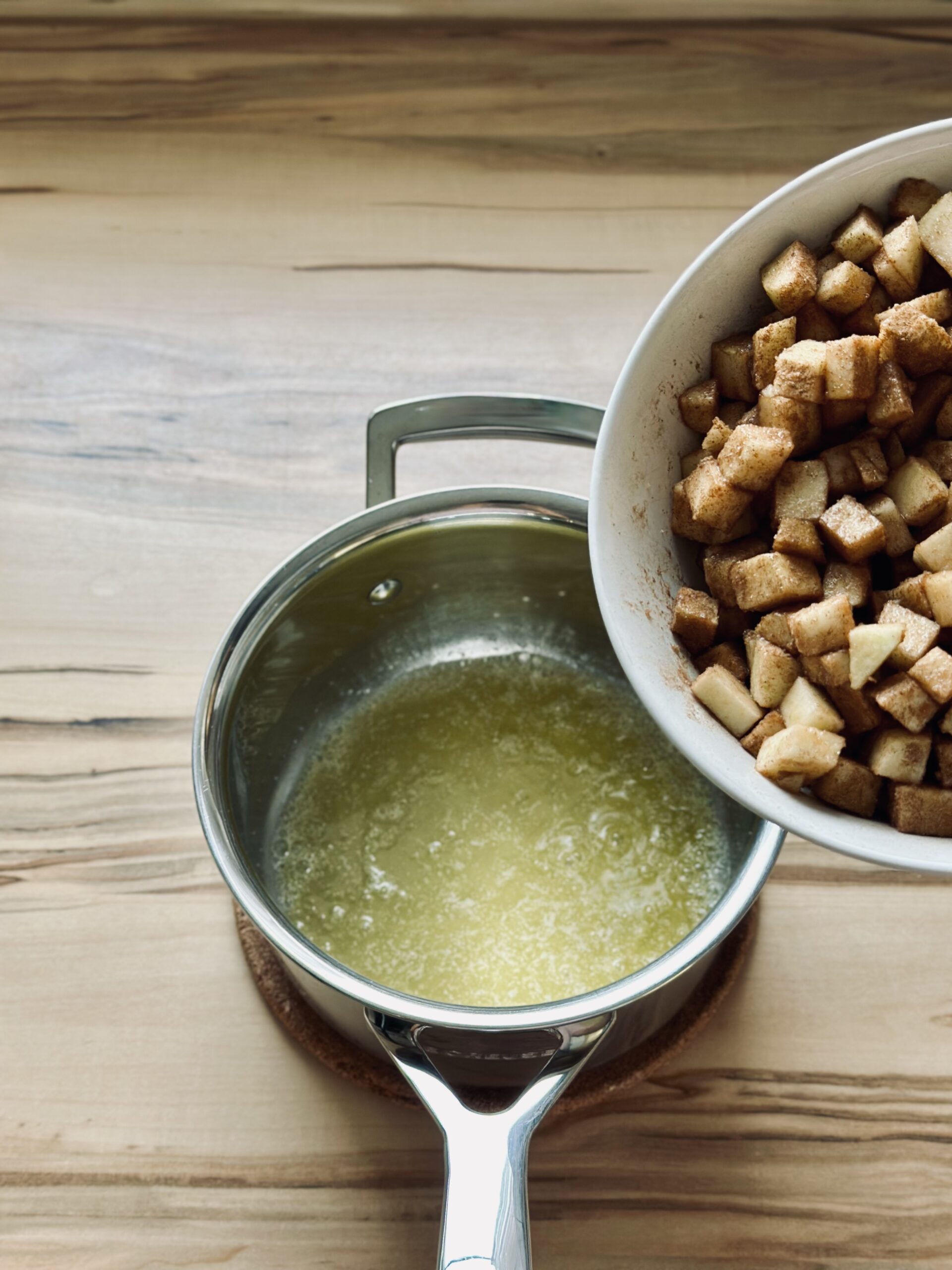 Apfel in die Butter geben und 10 Minuten köcheln lassen