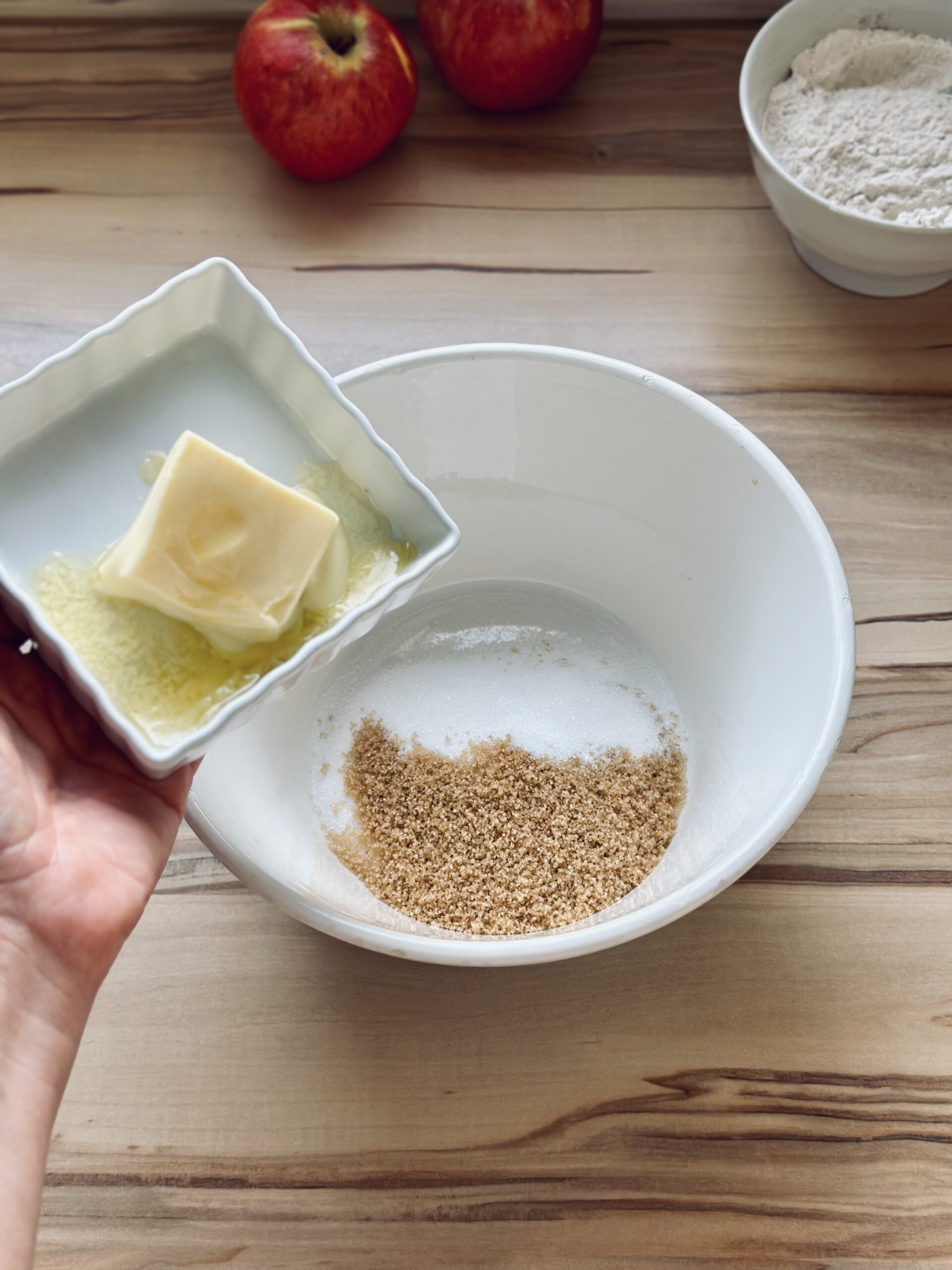 Weiche Butter zu dem Zucker geben