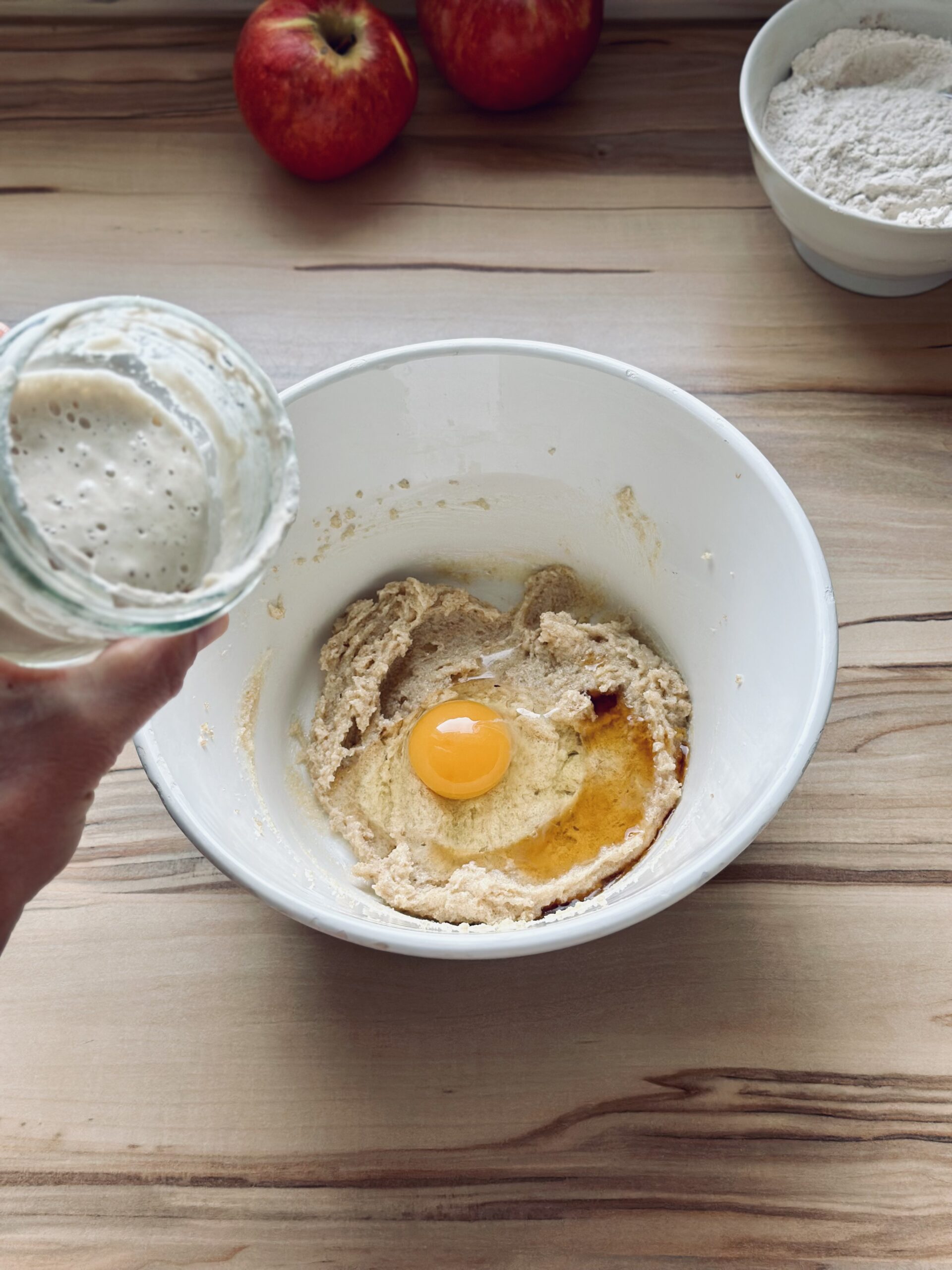 Sauerteigrest zu dem Teig geben