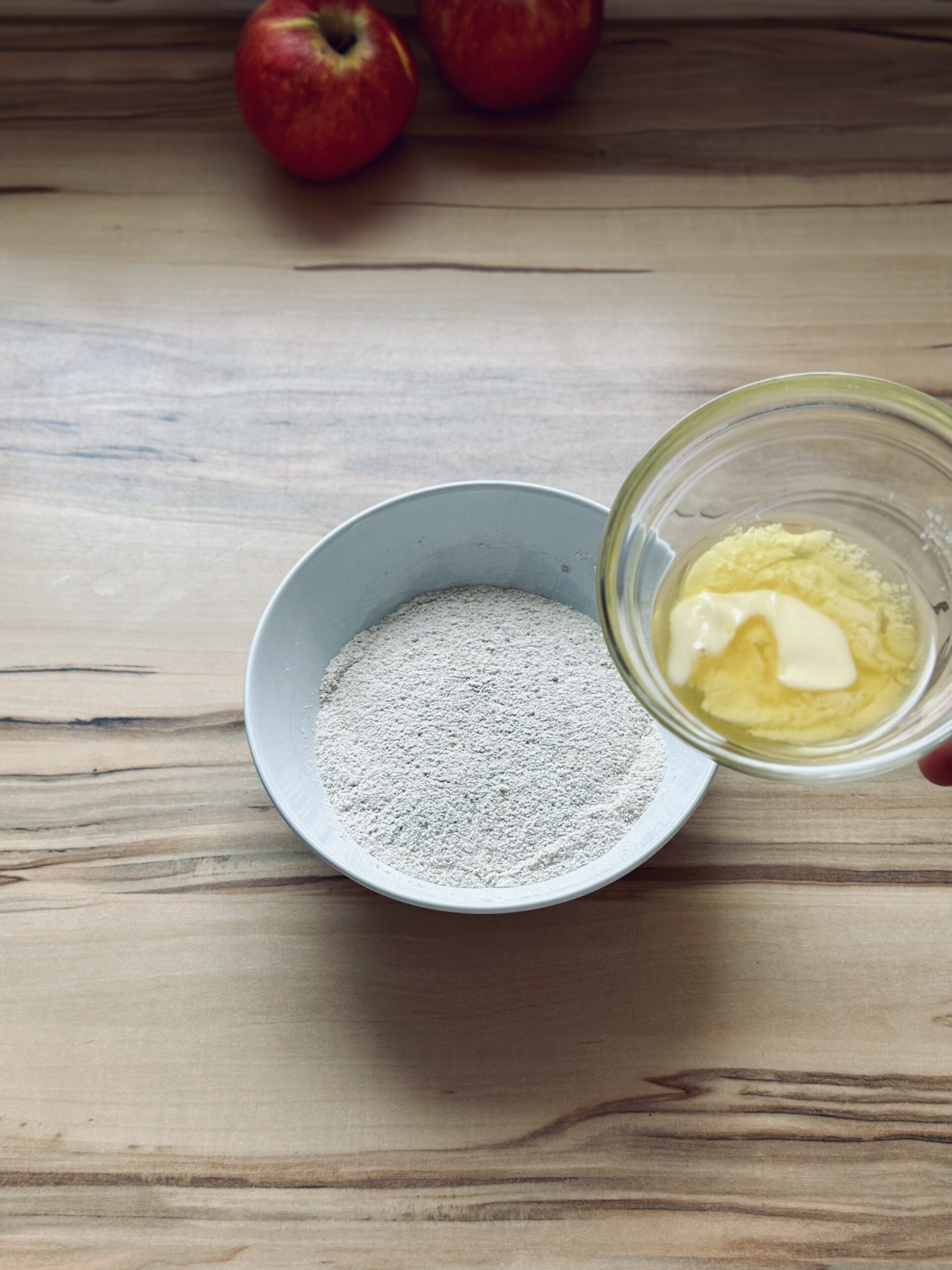Butter zu den Streuselzutaten geben und verrühren bis Krümmel entstehen