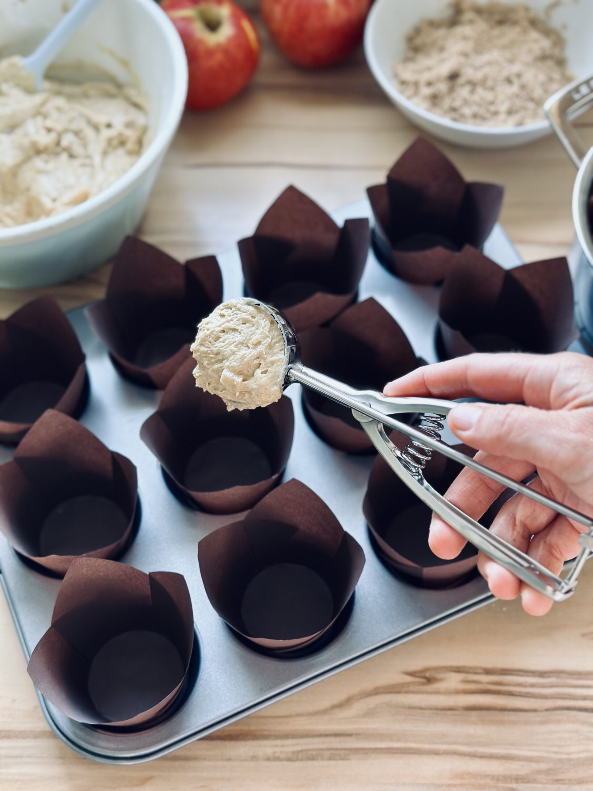 Teigmasse in Muffinförmchen geben