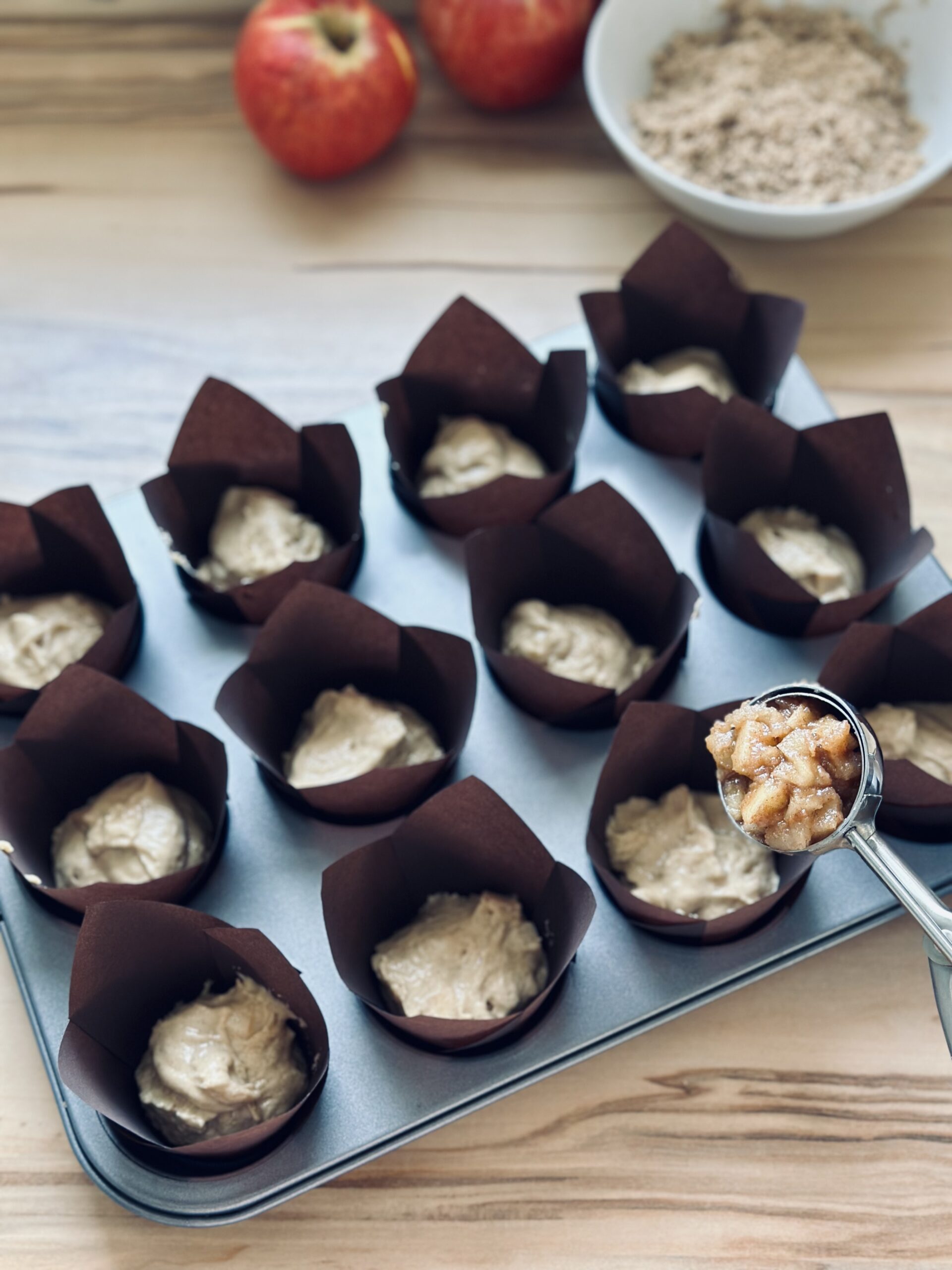 Apfelmasse zu den Muffins geben