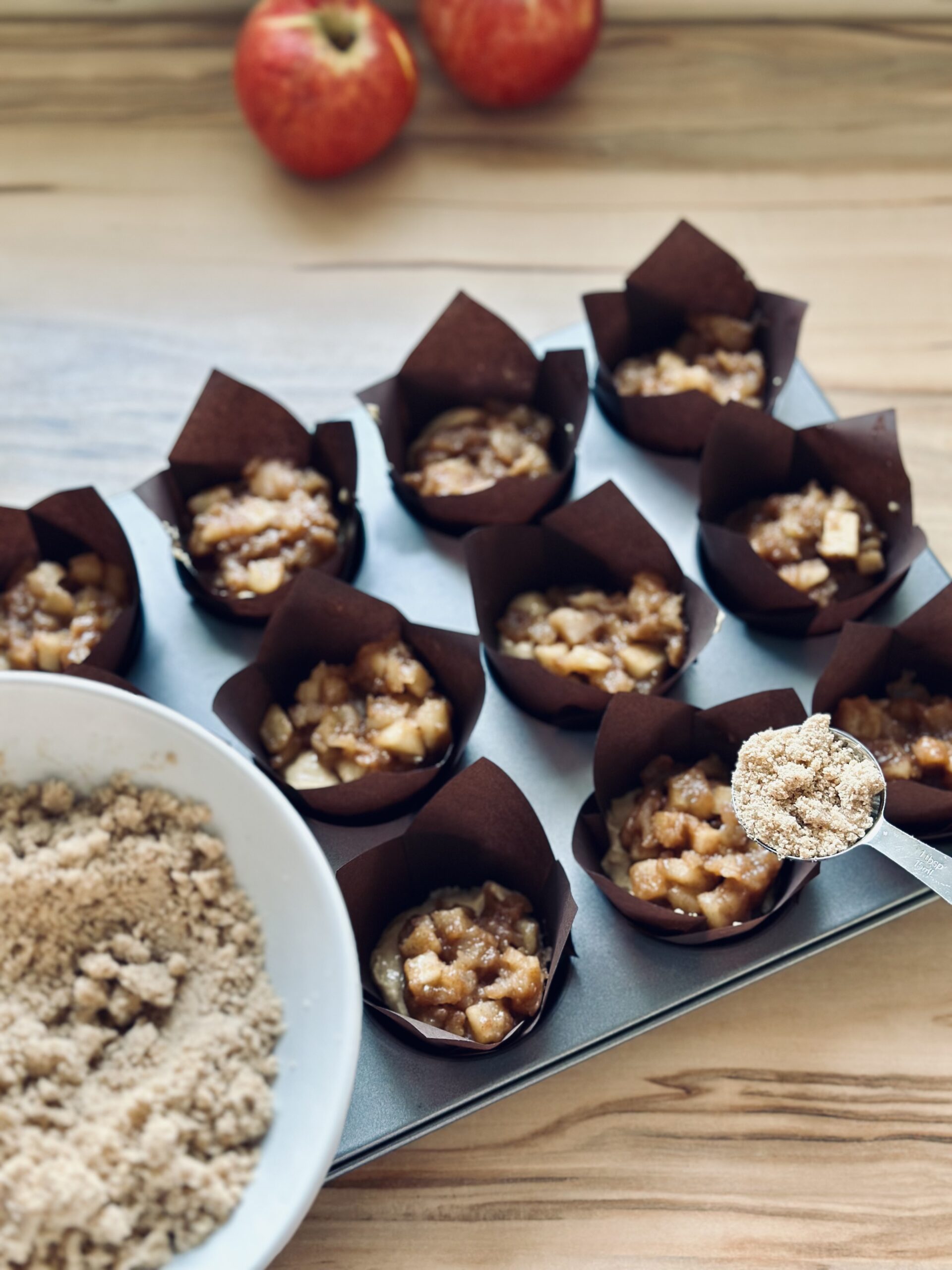 Streusel über die Muffins geben
